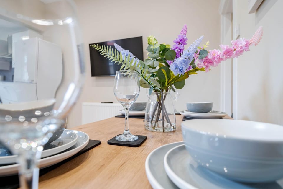 4 Bedroom House in Stockport near Shops & Rail with Free Parking House in England