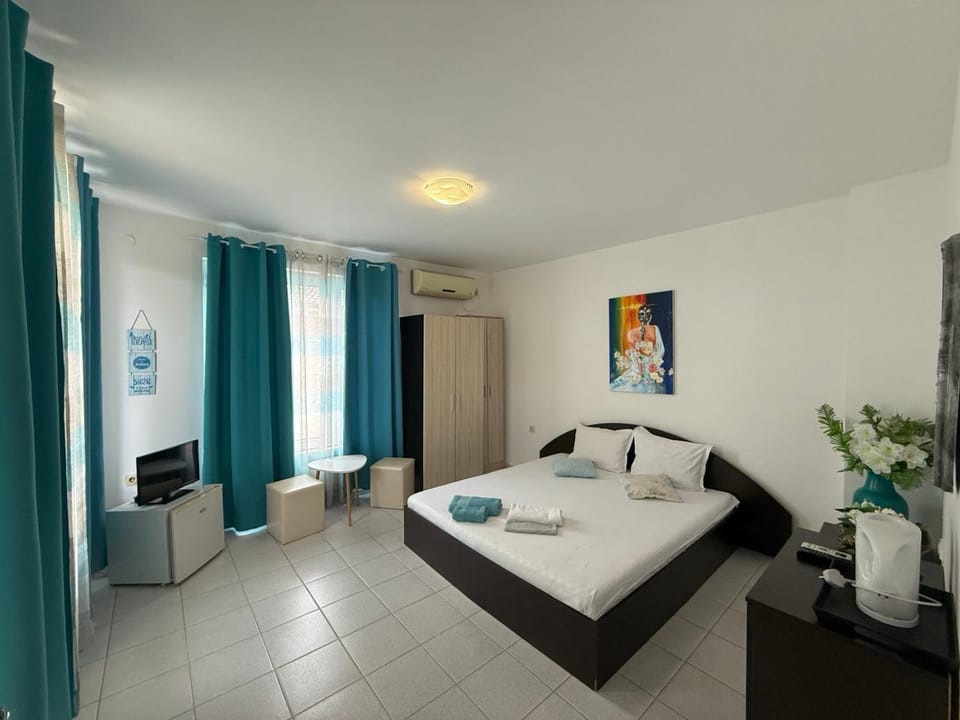 Bed, TV and multimedia, Seating area, wardrobe, air conditioner