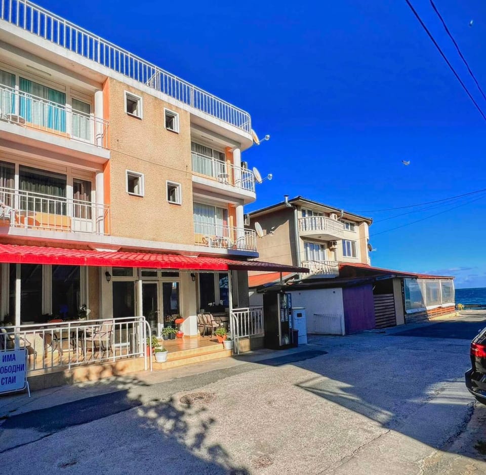 Property building, Facade/entrance, Day