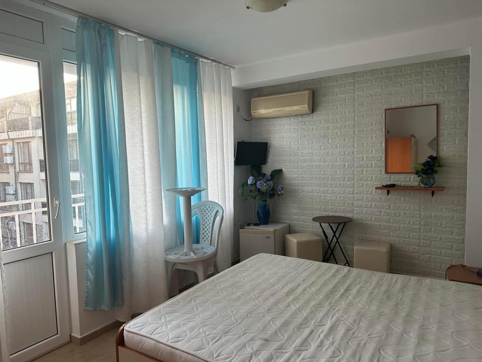 Bed, TV and multimedia, Seating area, air conditioner