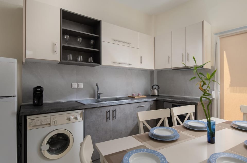 Kitchen or kitchenette, Dining area, stove, washing machine