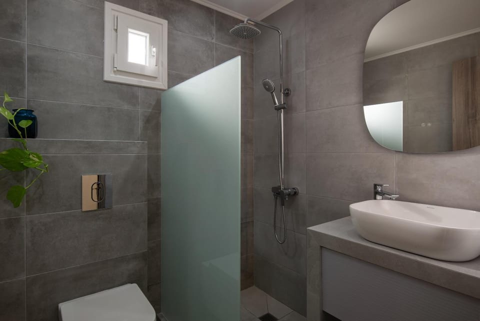 Shower, Toilet, towels