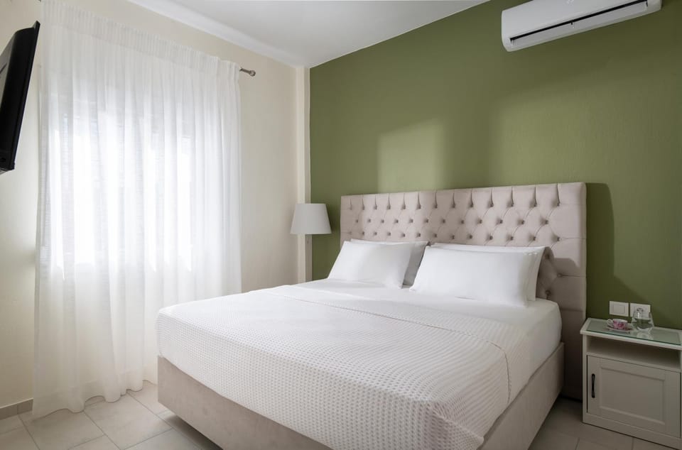Bed, TV and multimedia, Photo of the whole room, Bedroom, air conditioner