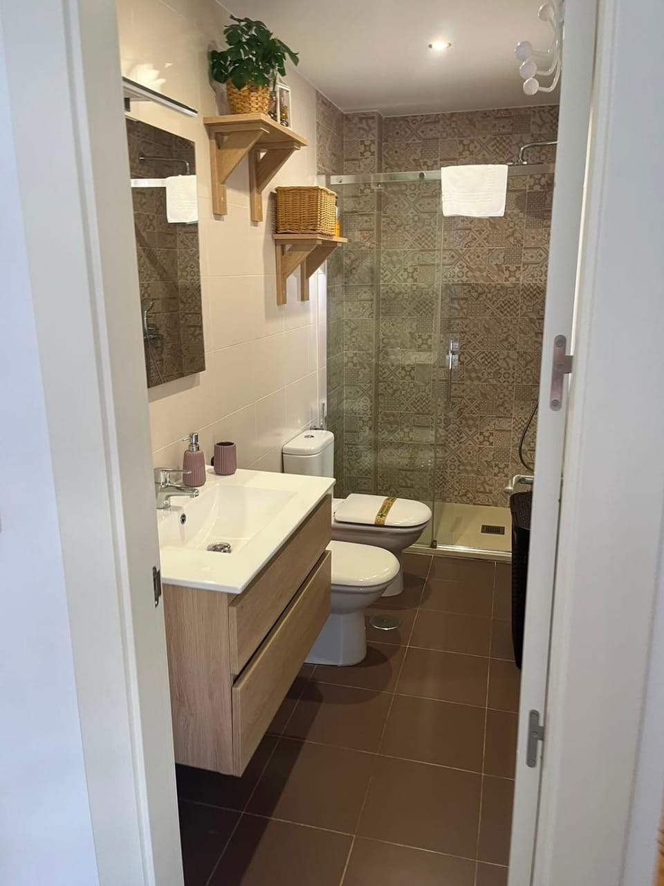 Shower, Toilet, Bathroom, towels