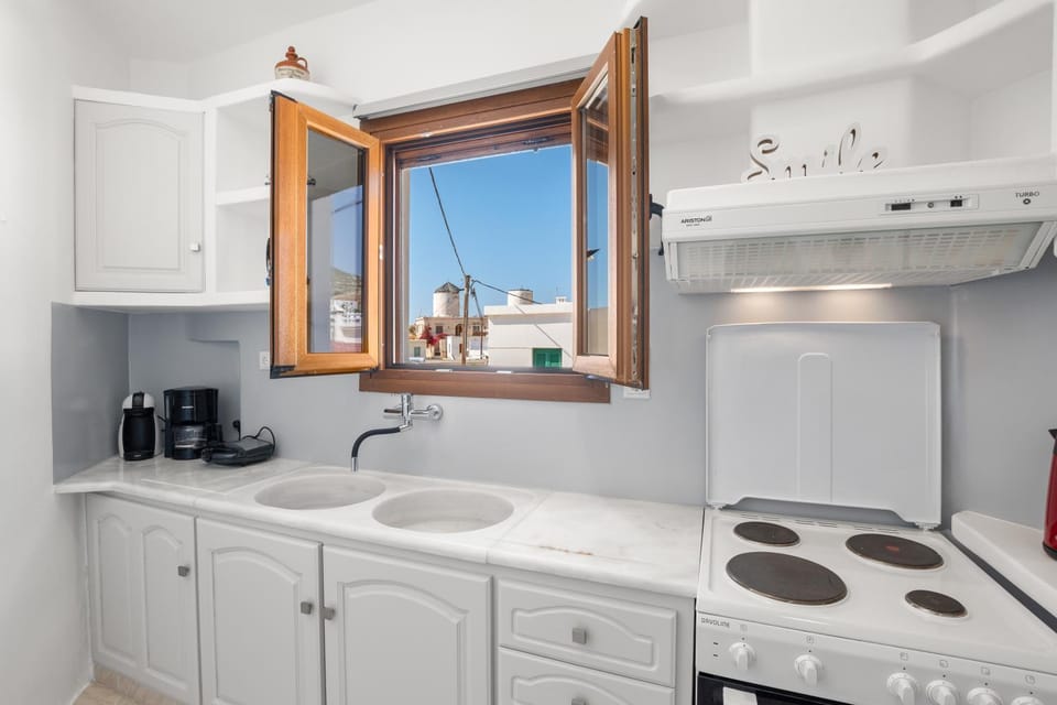 Kitchen or kitchenette, dishwasher, stove