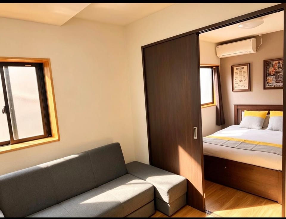 Hua HOTEL 3 minutes from Dobutsuen-mae station Tennoji business district Entire building Direct access to Namba Tsutenkaku within walking distance Maximum 7 people Villa in Osaka
