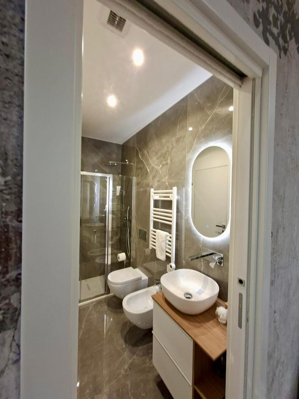 Shower, Toilet, Bathroom, bidet, towels