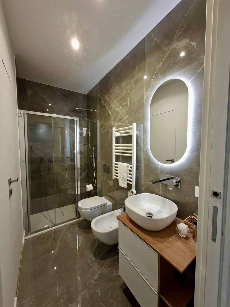 Shower, Toilet, Bathroom, bidet, towels