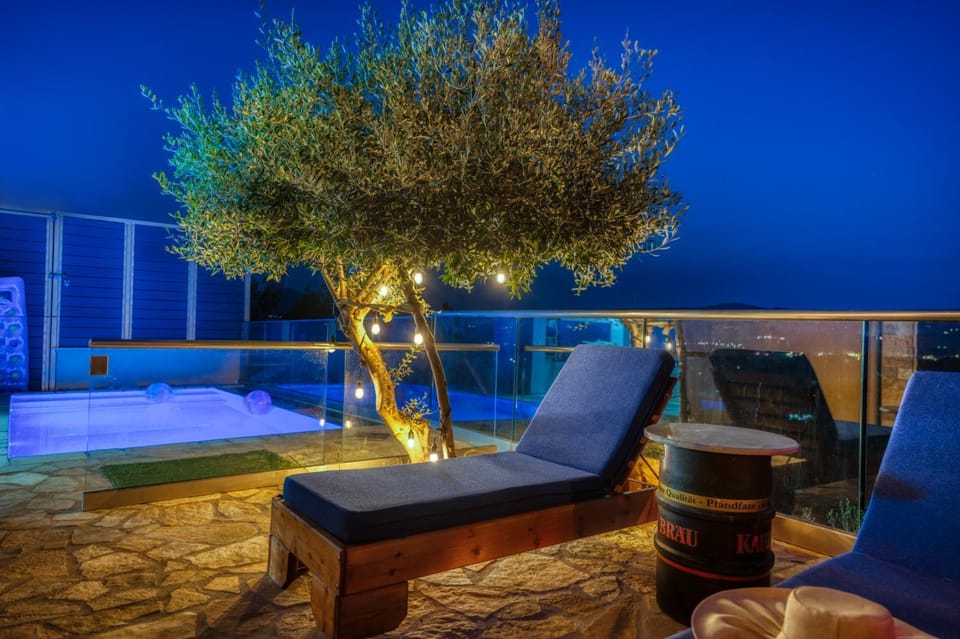View (from property/room), Balcony/Terrace, Swimming pool, sunbed