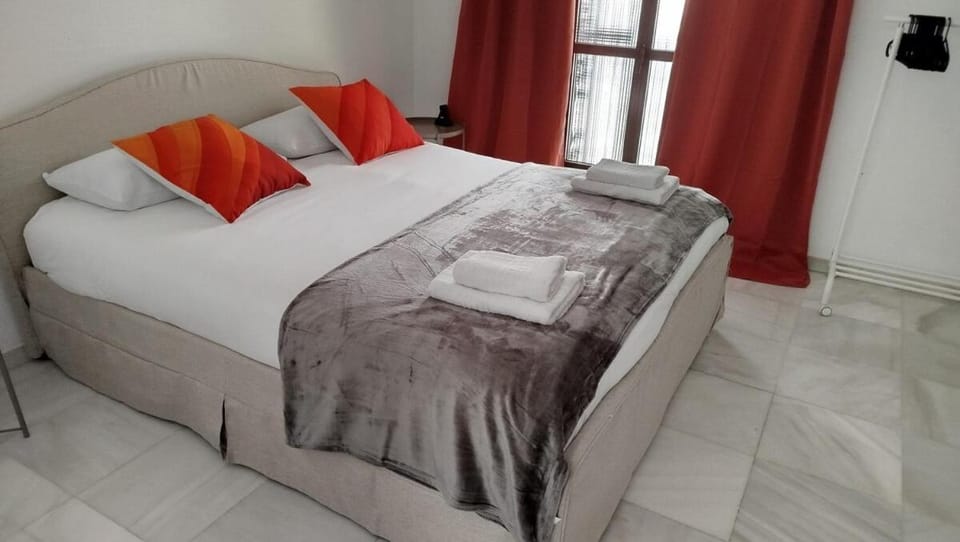 Apartamento aire y bomba calor WIFI amplio1e Apartment in Cordoba