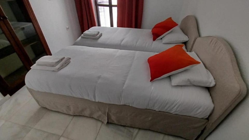 Apartamento aire y bomba calor WIFI amplio1e Apartment in Cordoba