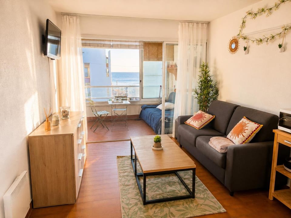 Communal lounge/ TV room, Natural landscape, TV and multimedia, Living room, Seating area, Sea view