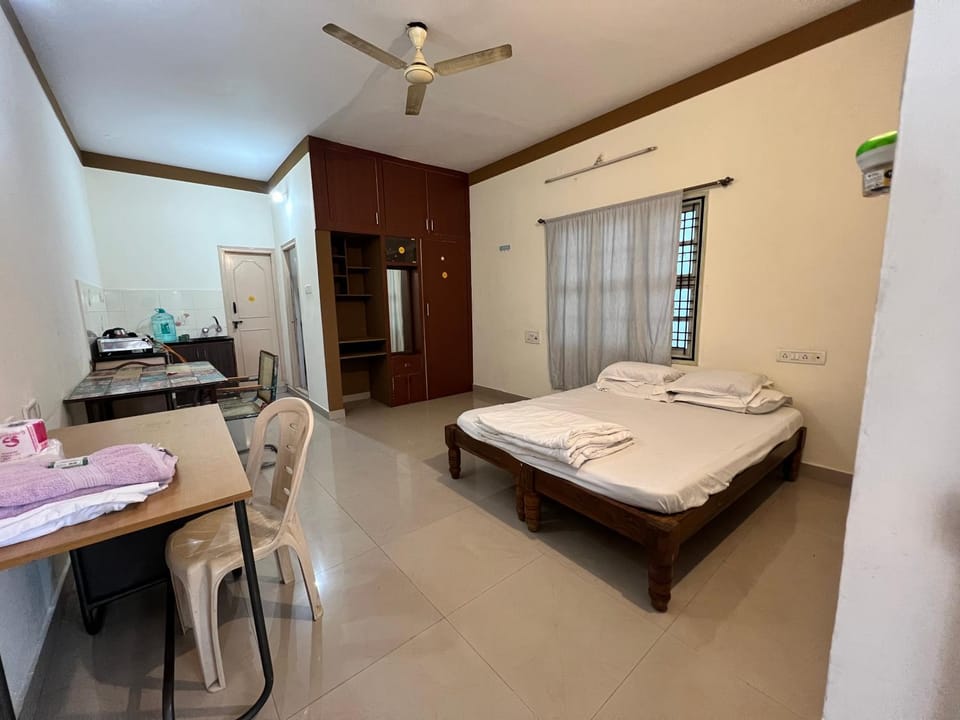 Bed, Kitchen or kitchenette, Photo of the whole room, Dining area, Bedroom