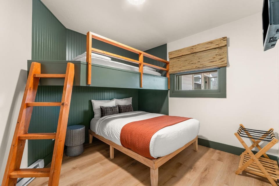 Bedroom, bunk bed