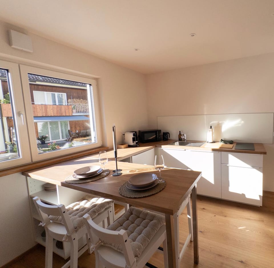 Kitchen or kitchenette, Seating area, Dining area, stove