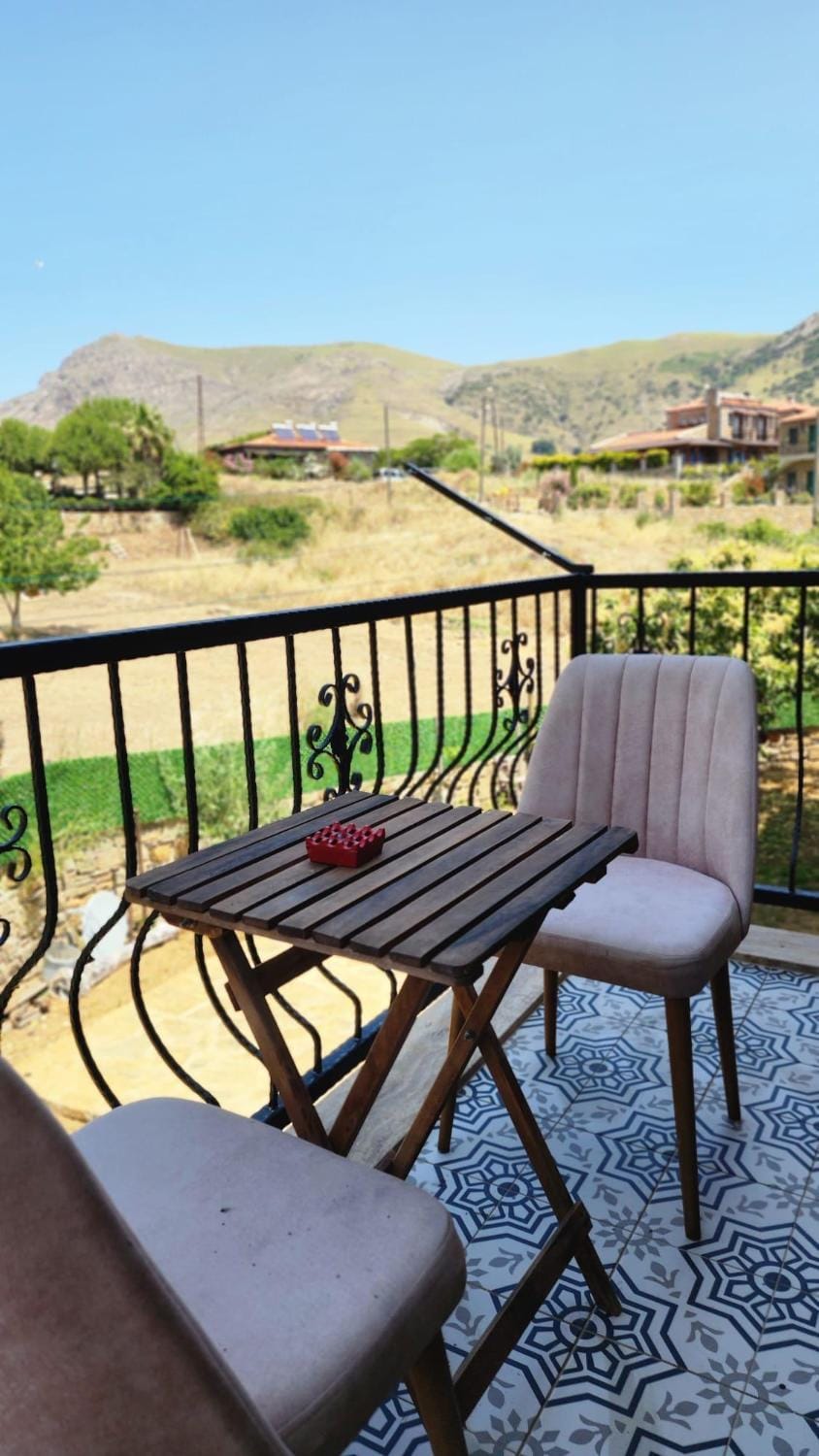 View (from property/room), Balcony/Terrace, Mountain view