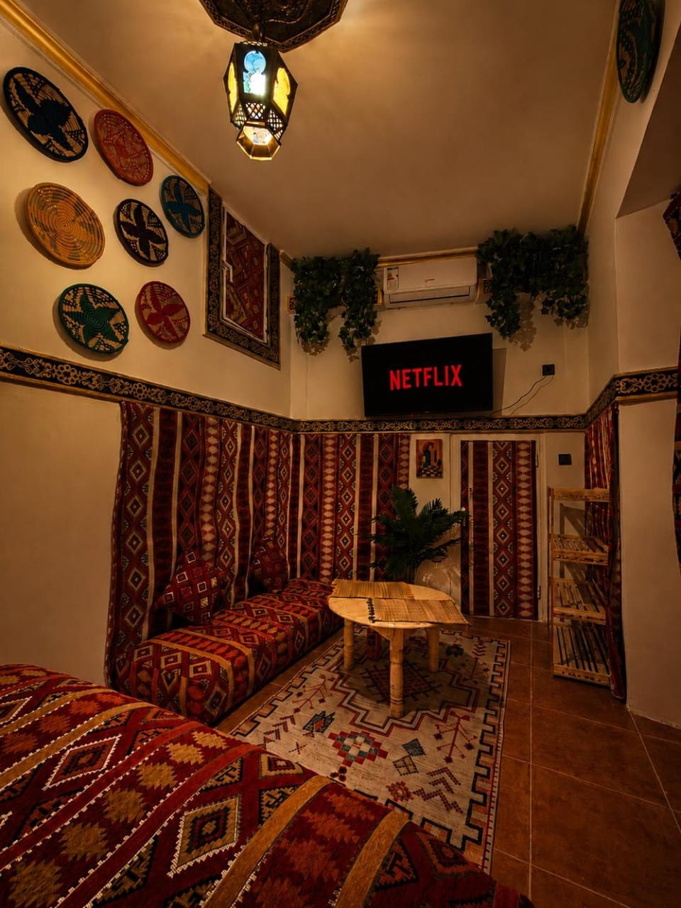 Bed, TV and multimedia, Seating area, Bedroom