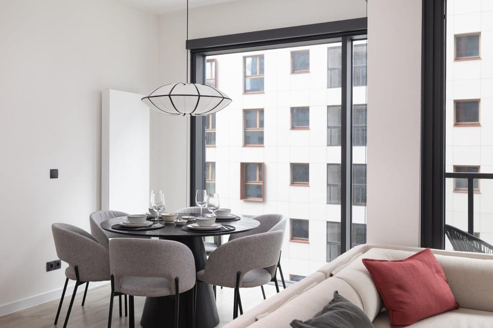 2-Bedroom Specious Apartment with Gym near Metro Rondo Daszyńskiego Apartment in Warsaw