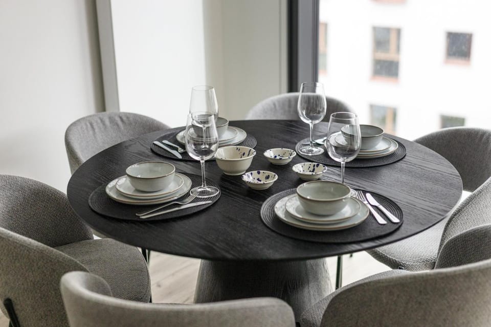 2-Bedroom Specious Apartment with Gym near Metro Rondo Daszyńskiego Apartment in Warsaw
