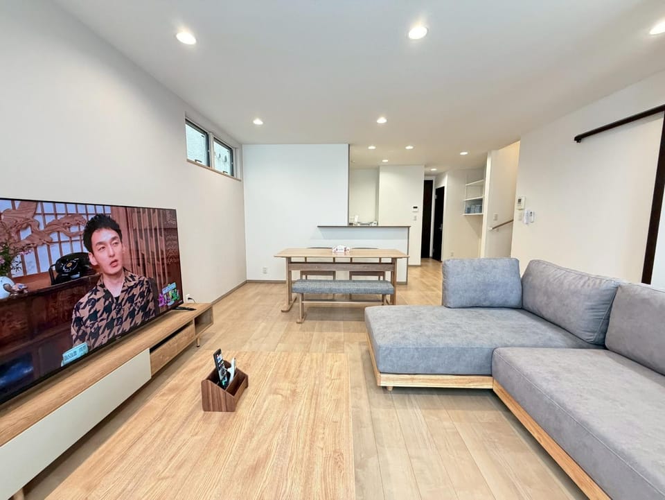 TV and multimedia, Living room, Seating area, Dining area