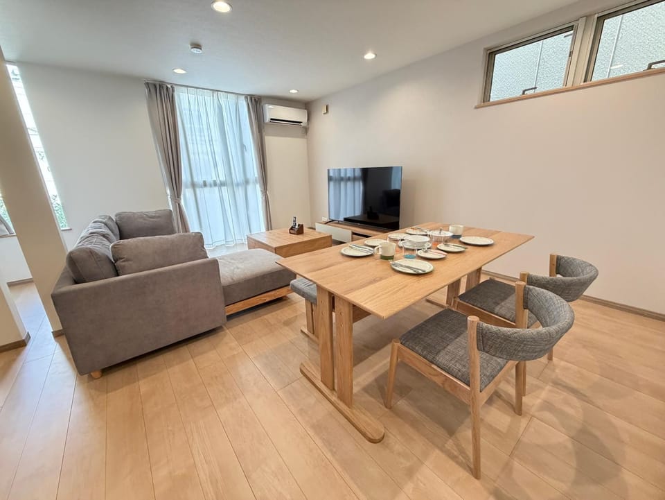 TV and multimedia, Living room, Seating area, Dining area