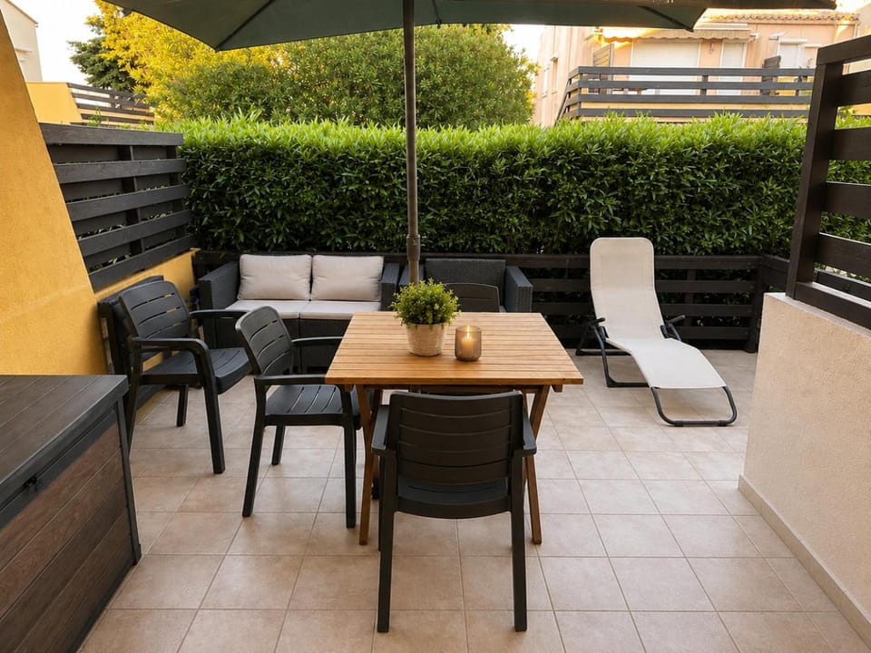 Property building, Garden, Balcony/Terrace