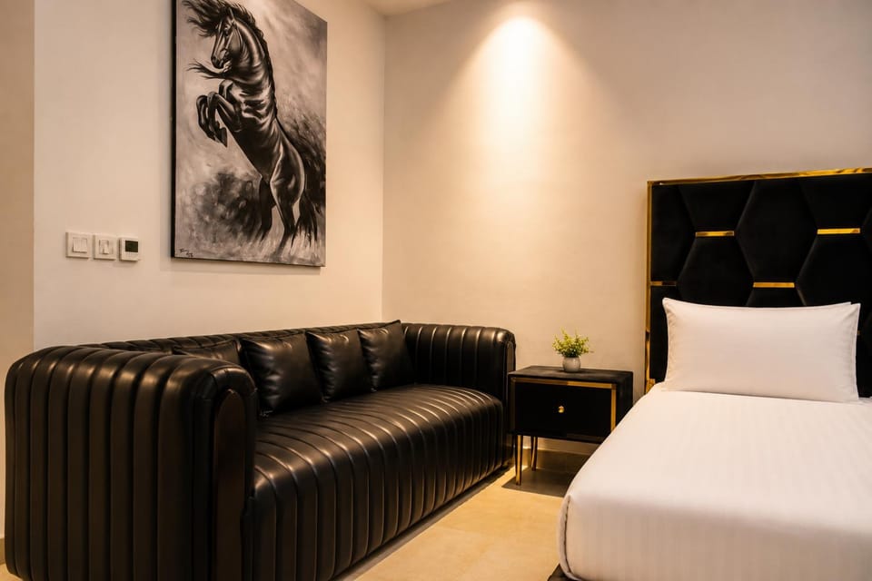Bed, Living room, Photo of the whole room, Seating area, Bedroom