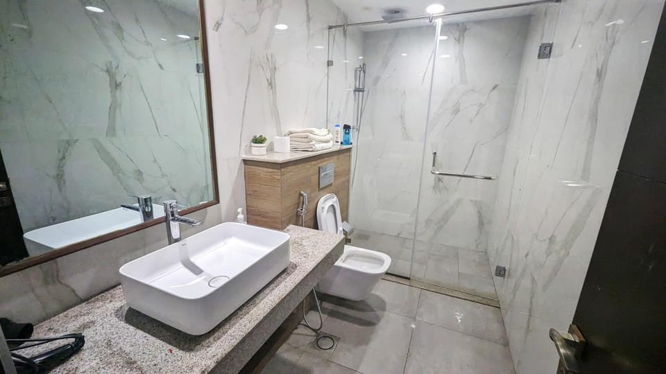 Shower, Toilet, Bathroom, towels