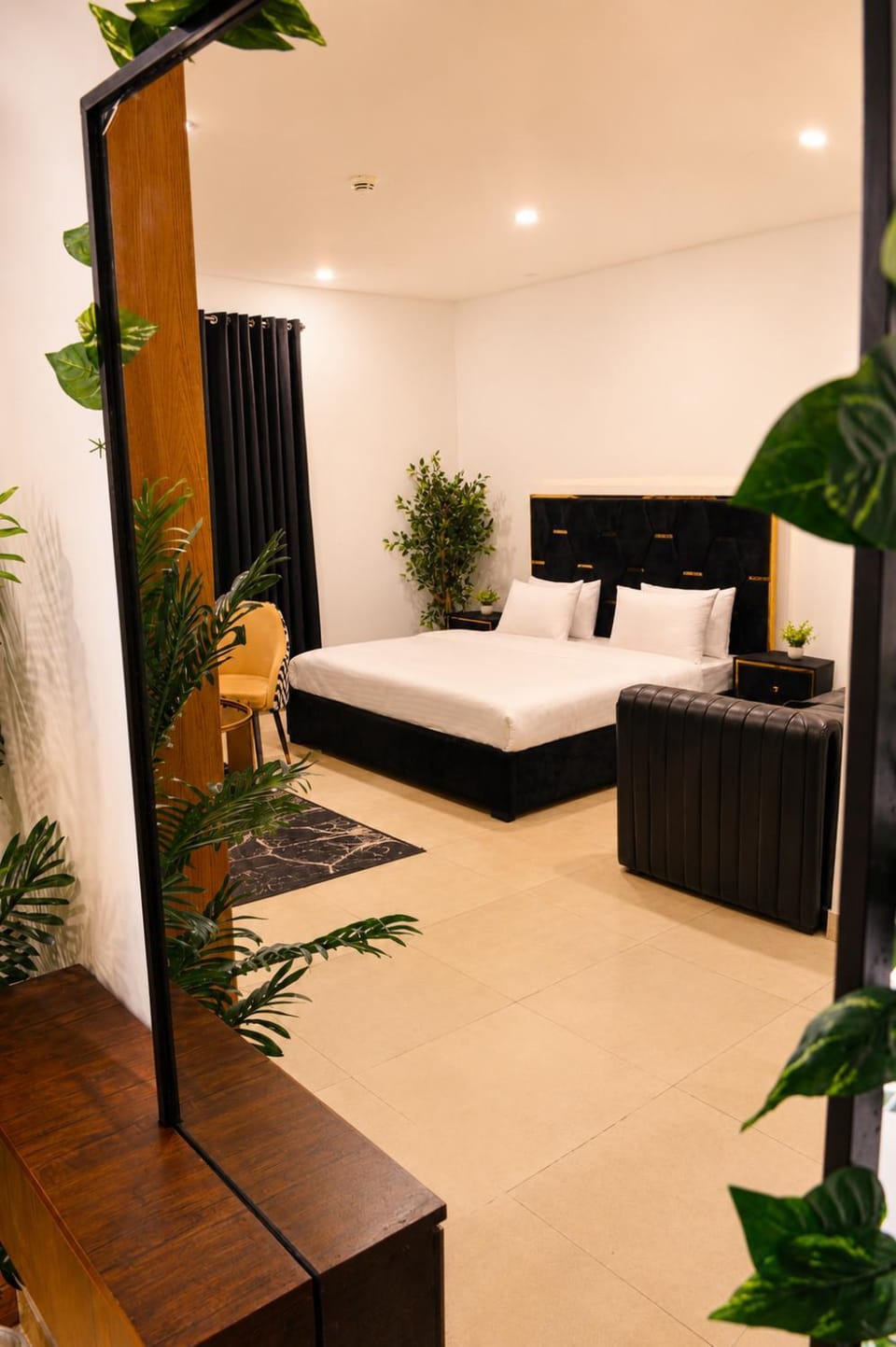 Bed, Living room, Photo of the whole room, Seating area, Bedroom