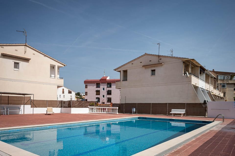 AT081 Apartamento con piscina a 12 min caminando de la playa Apartment in Creixell
