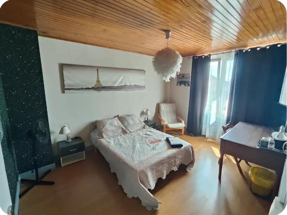 Bed, Photo of the whole room, Bedroom