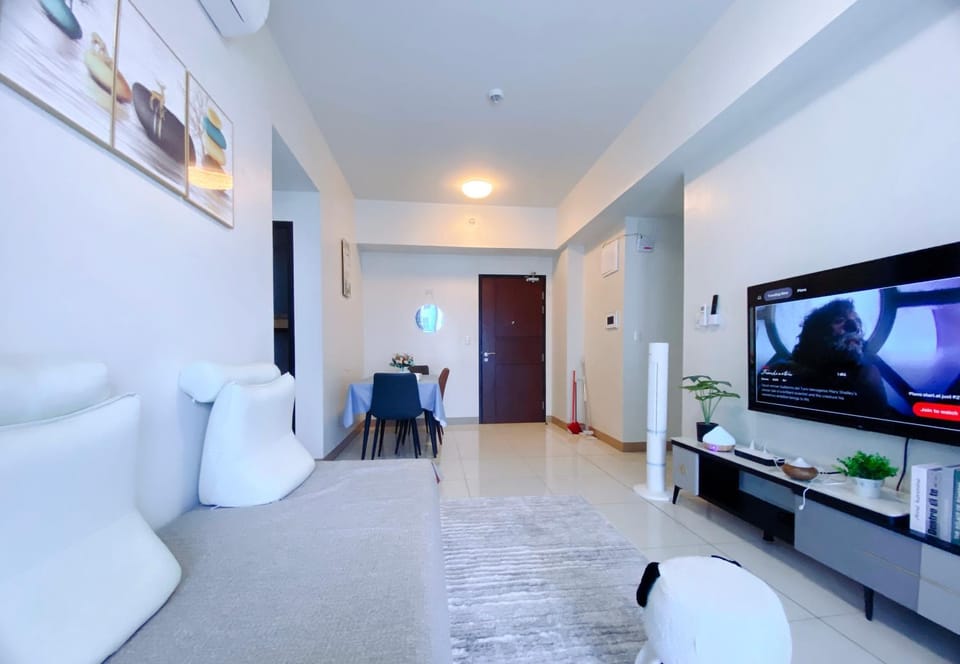 Communal lounge/ TV room, TV and multimedia, Living room, Seating area, Evening entertainment