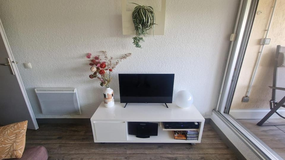 Port Camargue Getaway Parking et Pool Apartment in Le Grau-du-Roi