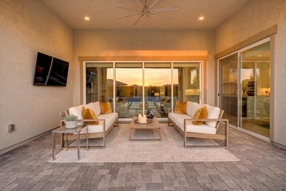Property building, Patio, TV and multimedia, View (from property/room), Balcony/Terrace, Balcony/Terrace, Living room, Seating area, Evening entertainment, Pool view, Swimming pool, sunbed