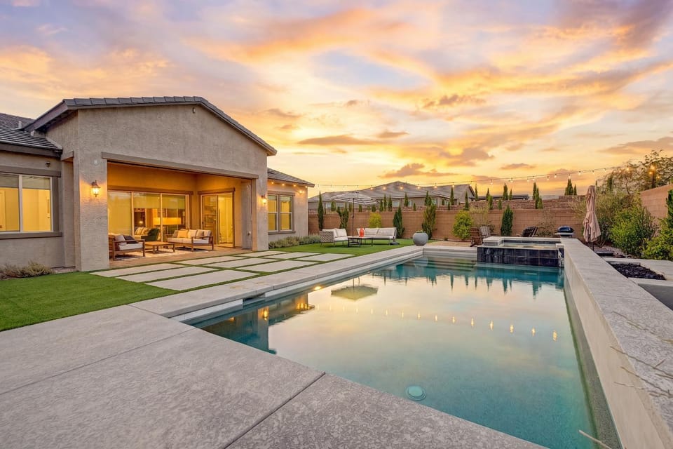 Property building, Patio, Day, Natural landscape, Pool view, Swimming pool, Swimming pool, Sunrise, Sunset, sunbed