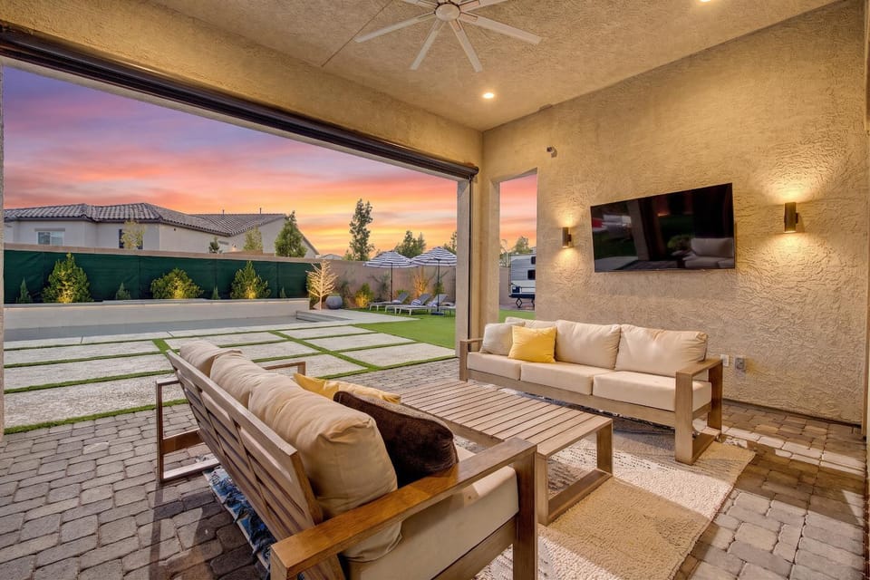 Patio, Communal lounge/ TV room, Day, TV and multimedia, View (from property/room), Balcony/Terrace, Seating area, Evening entertainment, Sunrise, Sunset, sunbed