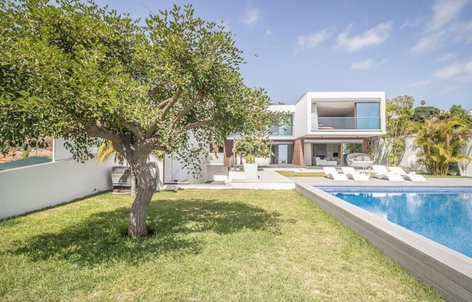 Heated Infinity Pool, Sea View, Jacuzzi, Sauna Villa in Funchal