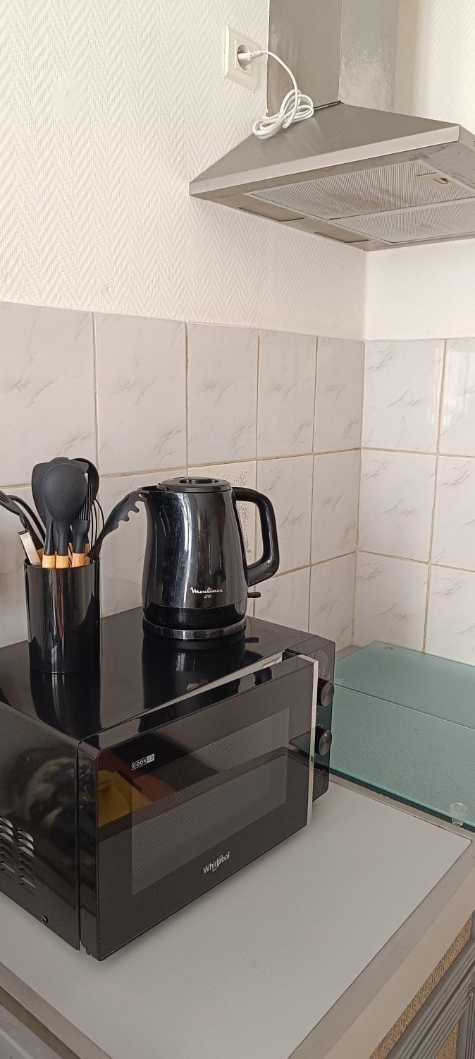 Coffee/tea facilities, Kitchen or kitchenette, stove