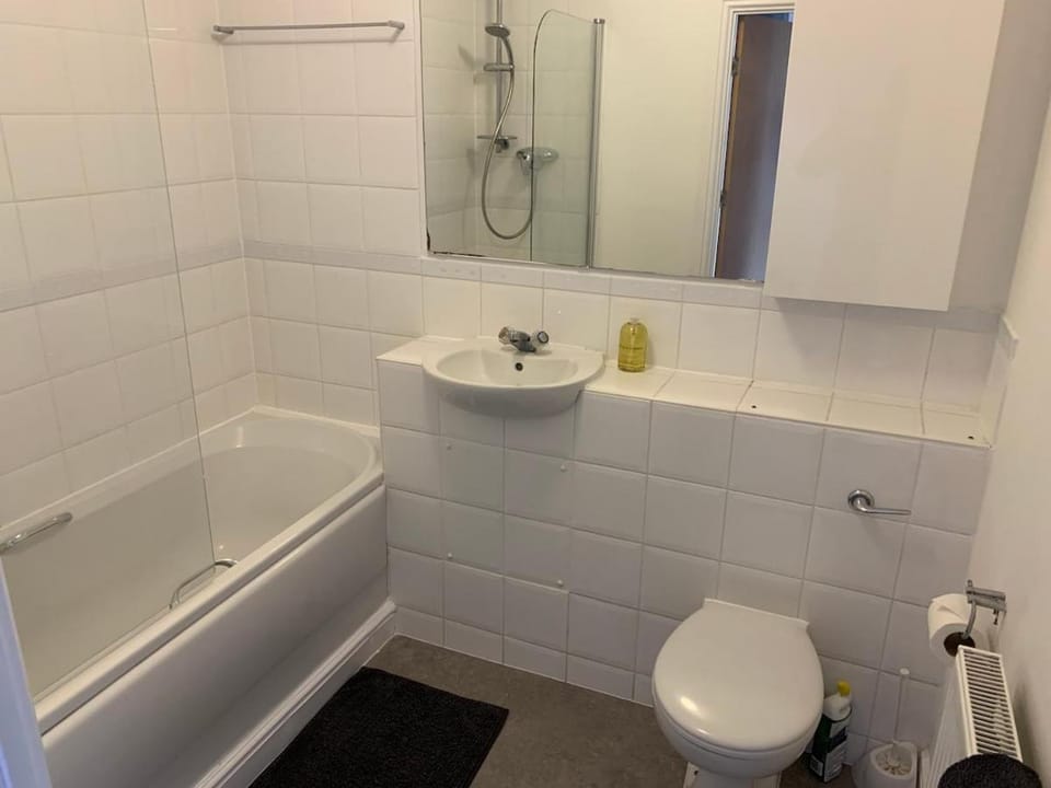 One Bedroom Apartment - Farnborough Town Centre Apartment in Farnborough