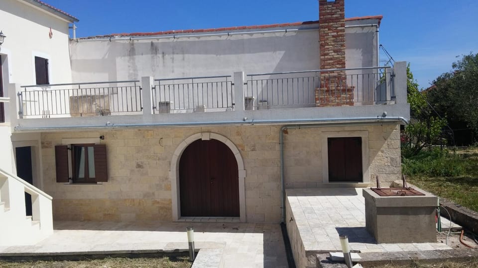 Property building, Patio, Balcony/Terrace