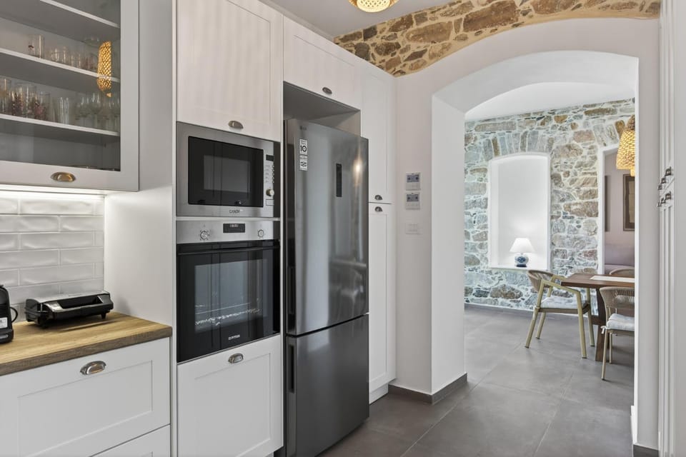 Kitchen or kitchenette, Dining area, oven, toaster
