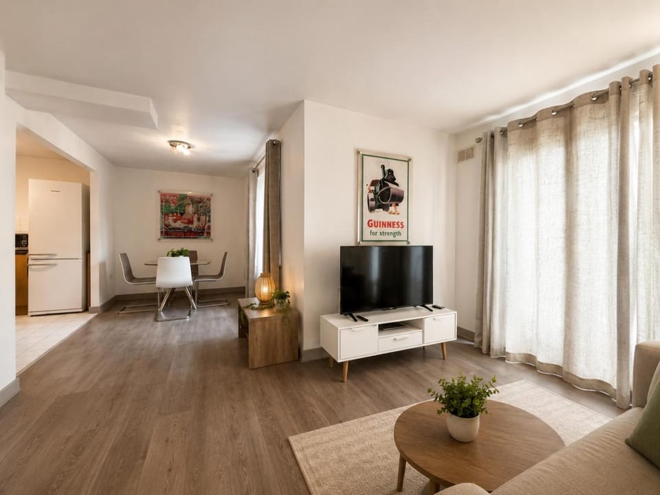 Communal lounge/ TV room, TV and multimedia, Living room, Seating area, Evening entertainment