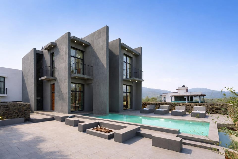 Property building, Day, Mountain view, Pool view, Swimming pool, sunbed