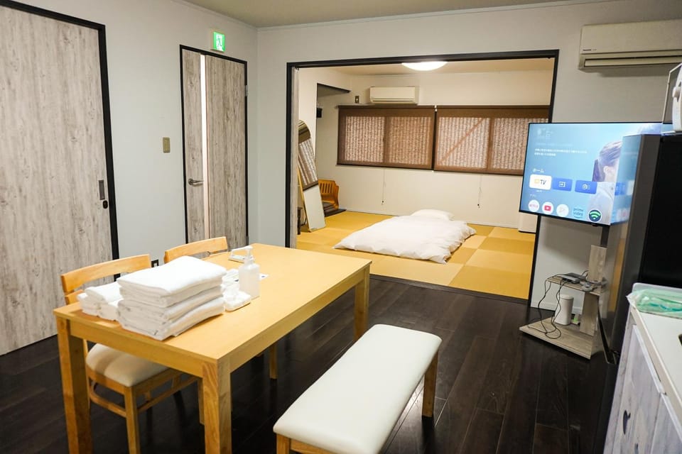 Bed, Photo of the whole room, Bedroom, children, young children, older children, group of guests, towels, kitchen
