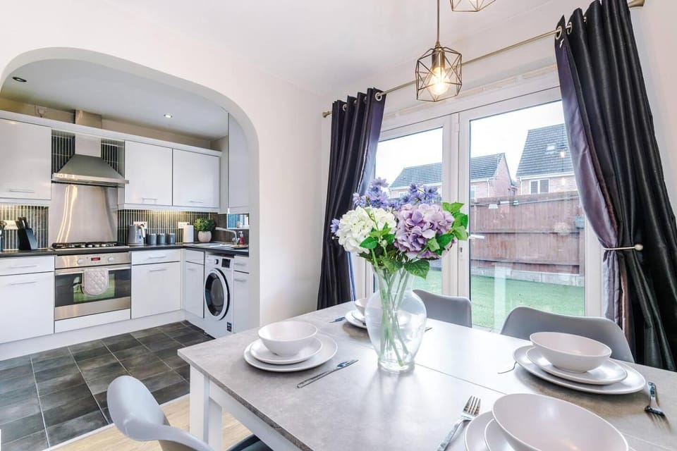 8 of Spades Modern 4 Bed 2 Bath Warrington House in Warrington
