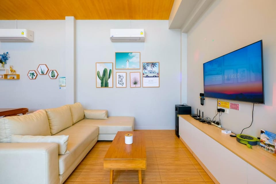 TV and multimedia, Living room, Seating area, air conditioner