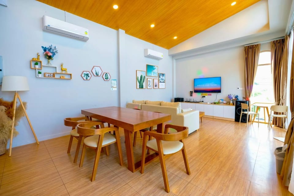 TV and multimedia, Kitchen or kitchenette, Living room, Seating area, Dining area