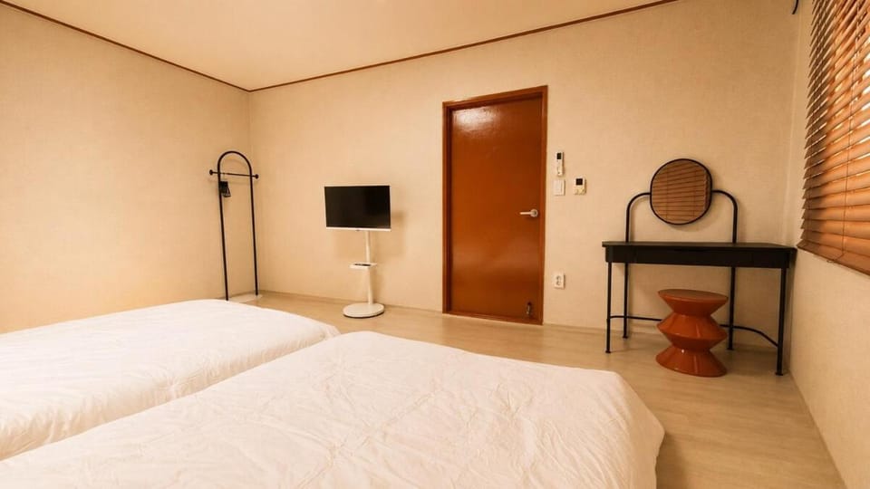 Bed, TV and multimedia, Bedroom