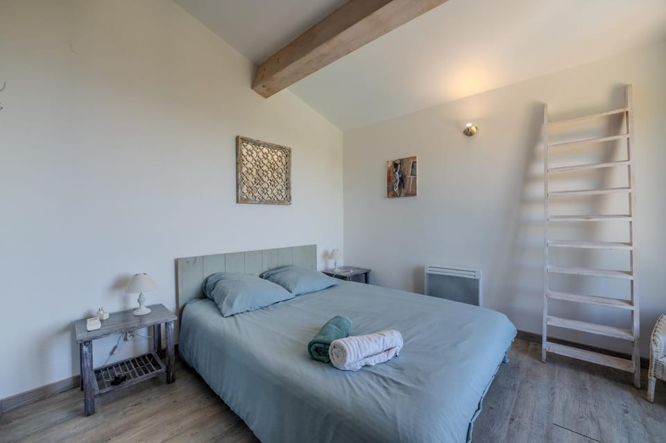 Photo of the whole room, Bedroom