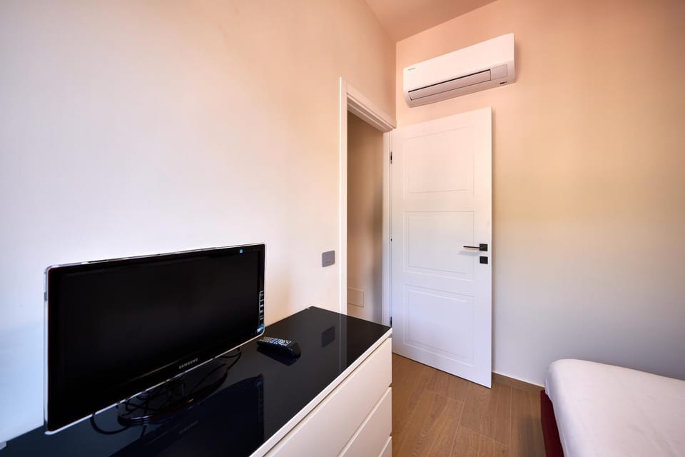 Emerald View Lake Como by 'The House Of Travelers' Apartment in Como